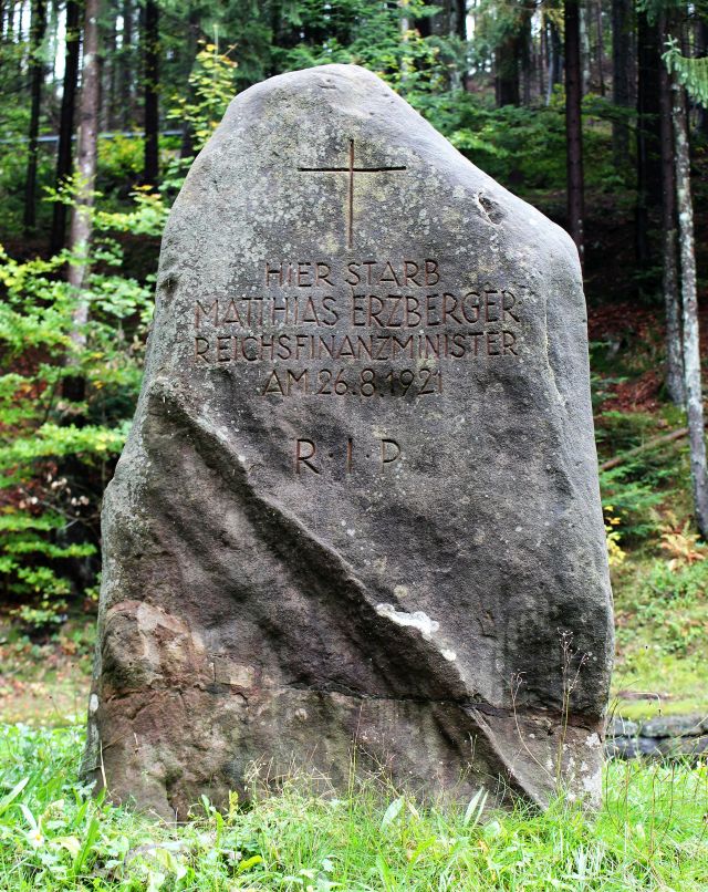 Gedenkstein für Matthias Erzberger bei Bad Grönenbach. Die Aufschrift spricht von 'starb', doch Erzberger wurde an dieser Stelle ermordet.