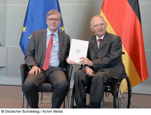 Wolfgang Schäuble und Hans-Peter Bartels bei der Übergabe des Wehrberichts 2017.