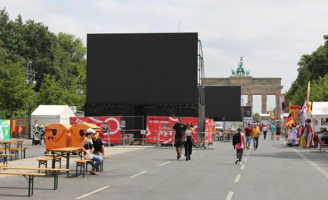 Großbildschirme versperren auch von der Straße des 17. Juni aus den Blick auf das Brandenburger Tor.