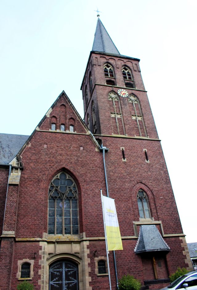 Aus rotem Backstein wurde die Kirche in Keyenberg gebaut, doch bald soll auch sie abgerissen werden.