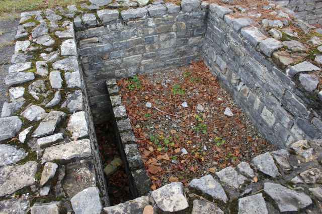 Mauern aus Bruchsteinen sind die Überreste einer Toilette aus römischer Zeit