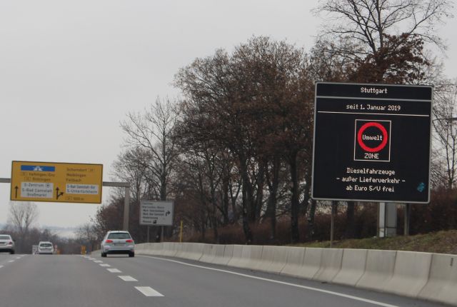 Fahrzeuge auf der B 10 von Esslingen in Fahrtrichtung Stuttgart. Hinweisschild: Fahrverbot für Dieselfahrzeuge. Ab Euro 5 frei.