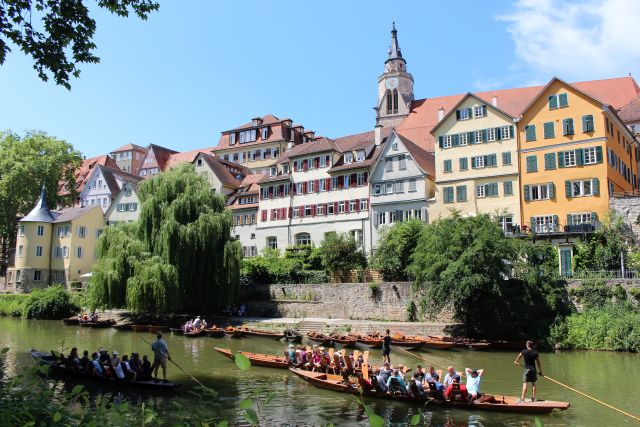 Stocherkahnfahrten auf dem Neckar in Tübingen sind ein Anziehungspunkt für Touristen.