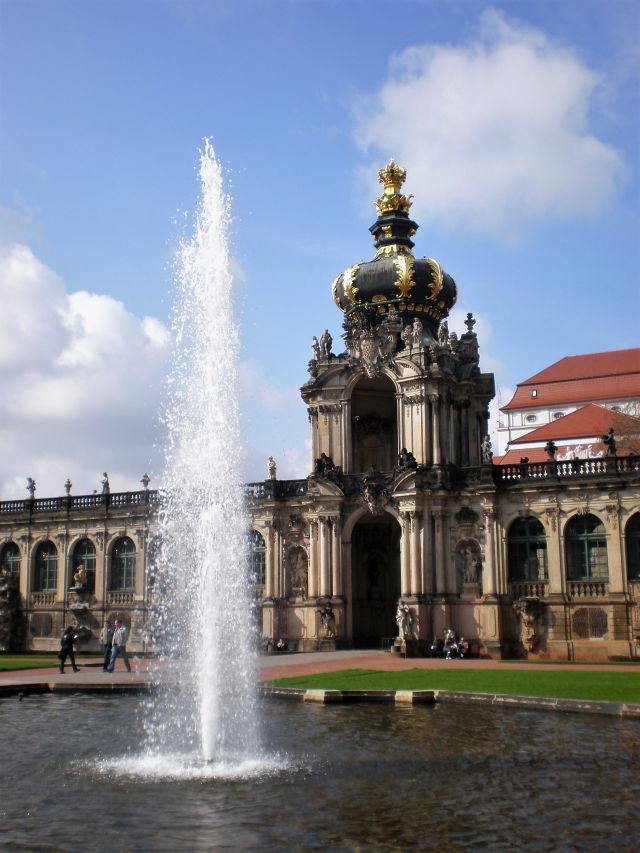 Der Zwinger in Dresden. Davor ein Springbrunnen.