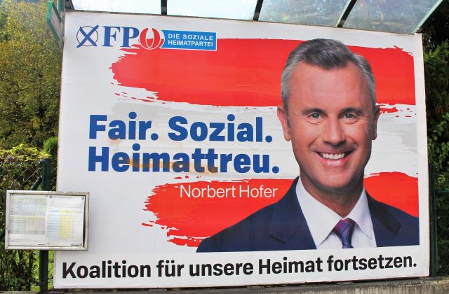 Norbert Hofer auf einem Plakat der FPÖ, das in weißen und roten Farbtönen gehalten ist. Text "Fair. Sozial. Heimattreu".