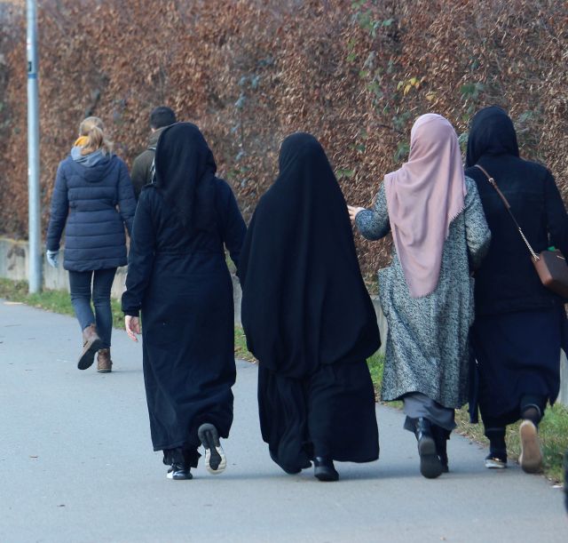 Vier verschleierte Frauen beim Spaziergang.