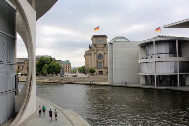 Blick auf den fast verdeckten Reichstag mit der Glaskuppel. Links und rechts Betonklötze mit Abgeordnetenbüros.