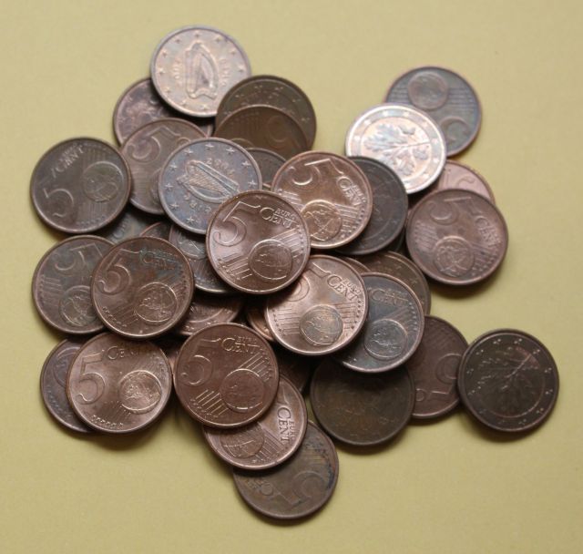 Kleines Häufchen mit Fünf-Cent-Münzen.