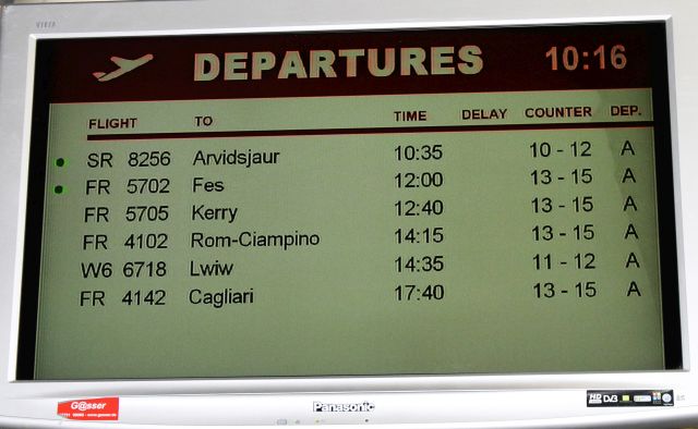 Anzeigetafel für die Abflüge in Hahn. In sieben Stunden nur sechs geplante Abflüge.