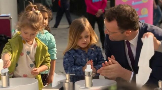 Jens Spahn beim Händewaschen mit Kindern.