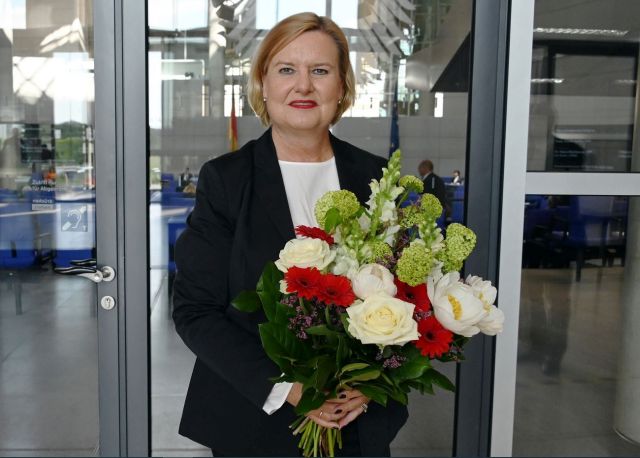 Eva Högl mit großem Blumenstrauß.