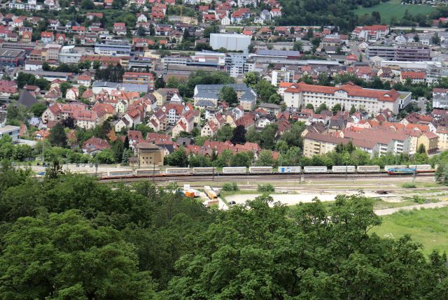 Blick von den Burg Helfenstein auf Geislingen. Im Vordergrubnd passiert ein Güterzug.
