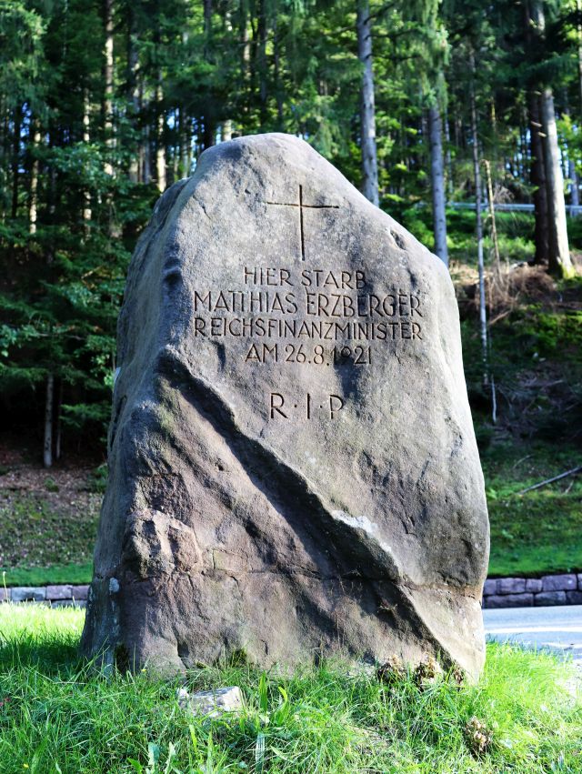 Gedenkstein für Matthias Erzberger mit der Aufschrift "Hier starb Matthias Erzberger / Reichsfinanzminister / Am 26. 8. 1921 / RIP