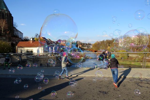 Kinder freuen sich über große Seifenblasen auf der Brücke zwischen Görlitz und Zgorzelec.