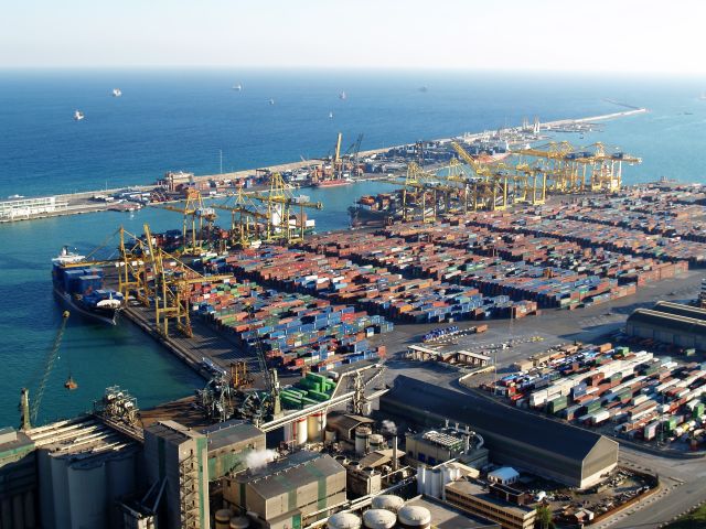 Blick auf gestapelte bunte Container im Hafen von Barcelona.