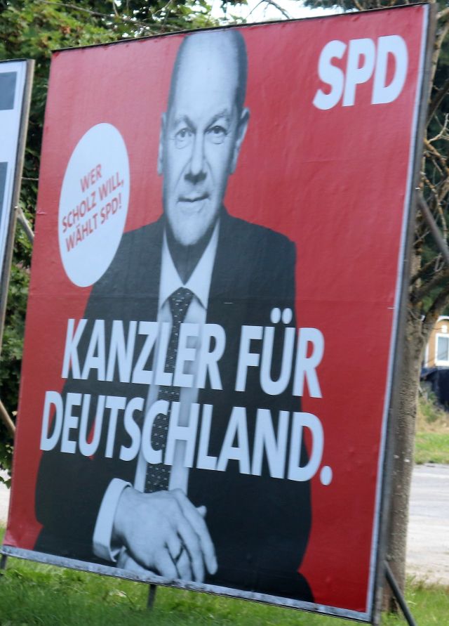 Kanzlerkandidat Olaf Scholz auf einem Plakat mit rotem Hintergrund. Text: "Kanzler für Deutschland" und "Wer Scholz will, wählt SPD".