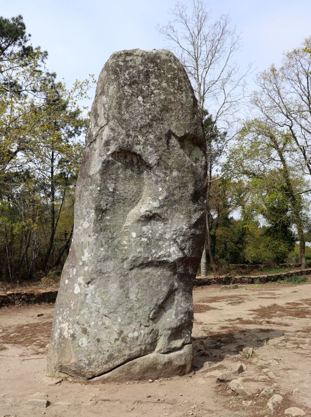 Ein stehnder Granitbrocken. der ein Gesicht zu zeigen scheint. Er ist rd. 6 Meter hoch.