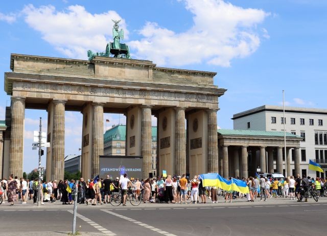 Demonstranten mit ukrainischen Fahnen vor dem Brandenburger Tor.