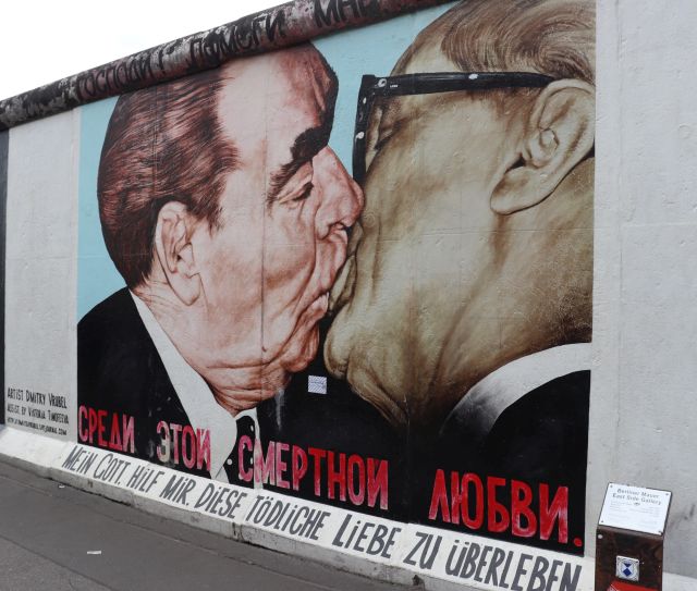 Wandgemälde, auf dem sich Breschnew und Honecker innig küssen.