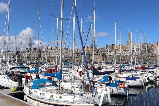 Zahlreiche Segeljachten in einer Marina vor den Mauern von Saint-Malo.