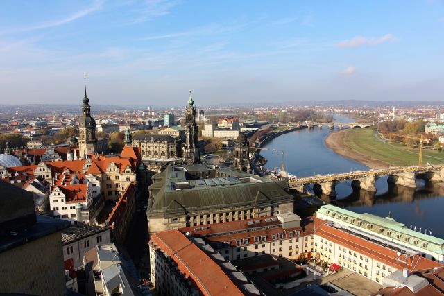 Blick auf Dresden und die Elbe von der Frauenkirche.