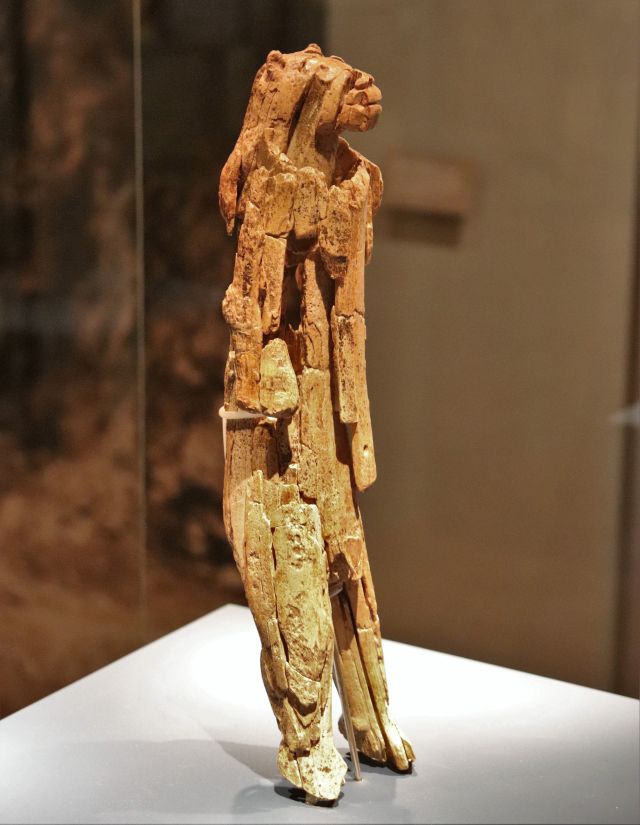 Eine bräunliche Skulptur, die einen Löwenkopf trägt, der Rest hat menschliche Formen.