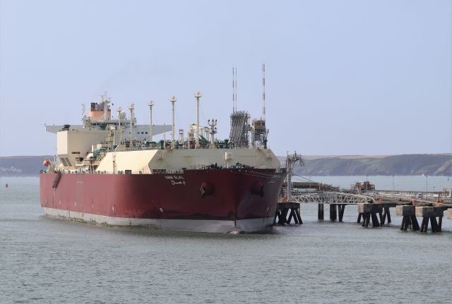 Rot-weißer LNG-Tanker an einer Anlegestelle beim walisischen Pembroke. 